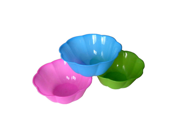 Scalloped plastic bowl, assorted colors